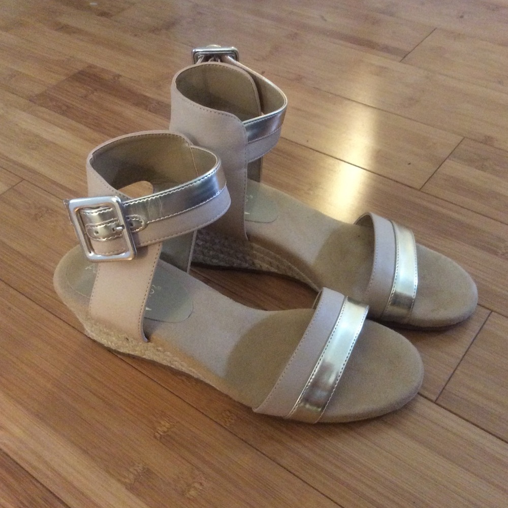 ❗️MOVING SALE❗️NWOT Aerosoles Heelrest Wedges